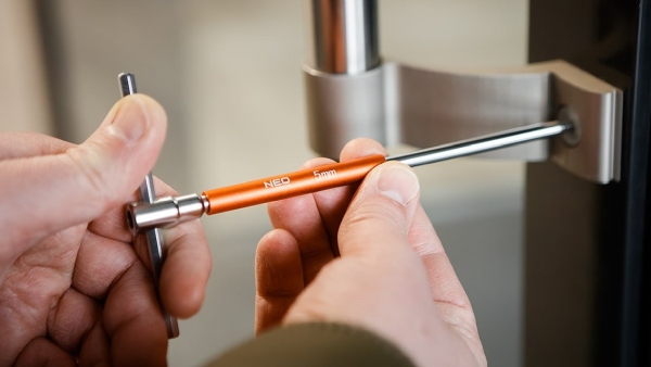 NEO TOOLS 09-509 - KLUCZE TRZPIENIOWE Z PRZETYCZKĄ. ZESTAW 10 SZT. W STOJAKU 2 - 10 MM
