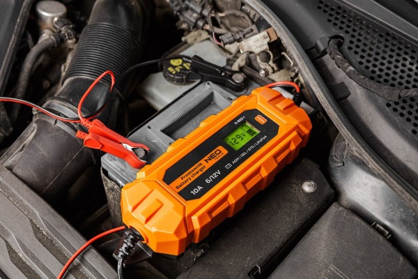 NEO TOOLS 11-893-1 - PROSTOWNIK AUTOMATYCZNY 10A-160W. 3-200AH. DO AKUMULATORÓW KWASOWYCH - AGM - GEL
