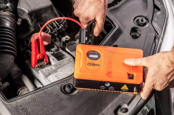 NEO TOOLS 11-997 - URZĄDZENIE ROZRUCHOWE JUMPSTARTER. POWER BANK  - 14AH. KOMPRESOR 3.5BAR. ROZRUCH. 400A