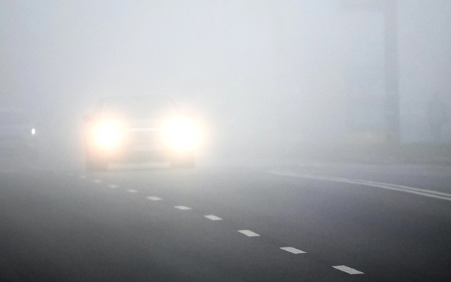 Bezpieczna jazda we mgle – kluczowe wskazówki dla kierowców 