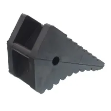 POLSKA PRODUKCJA 150054 — KLIN POD KOŁA L=300MM GUMOWY CZARNY, OBCIĄŻENIE DO 3,5T